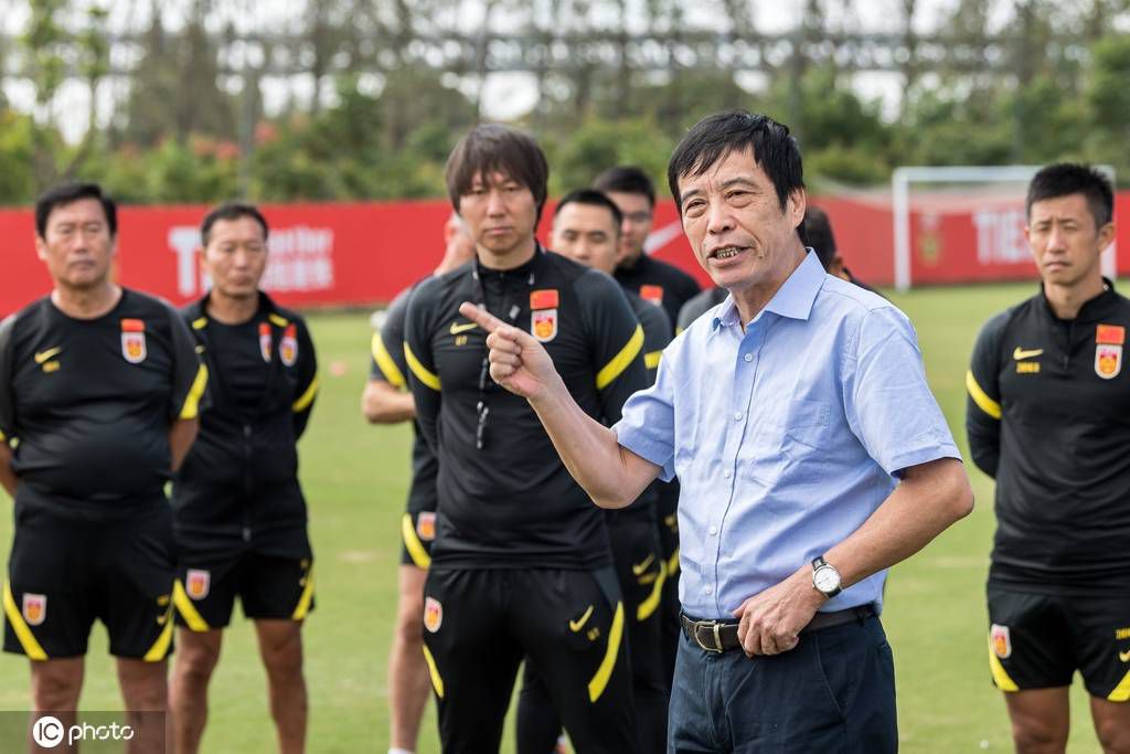 该记者认为，这笔交易可以结束勇士的混乱局面并延长球队夺冠窗口期。